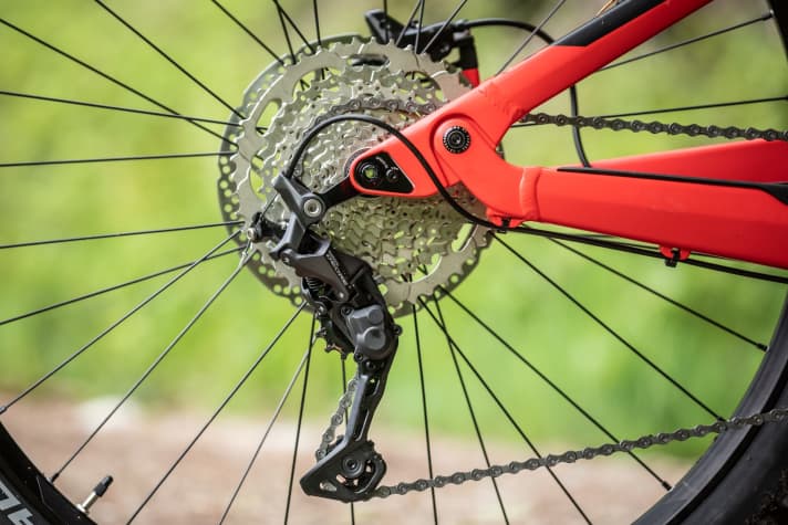   It used to be common practice: A high-quality rear derailleur was supposed to disguise the otherwise poor equipment. Not here. On the Canyon Neuron:On in the picture, all the drivetrain components from the rear derailleur to the shifter come from the Deore range. No dazzle, functionally beyond any doubt, even if with only 10 gears.