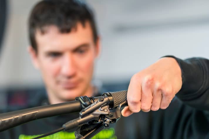 No power and the brake lever can be pulled all the way through: Then you should take action before your next MTB tour.
