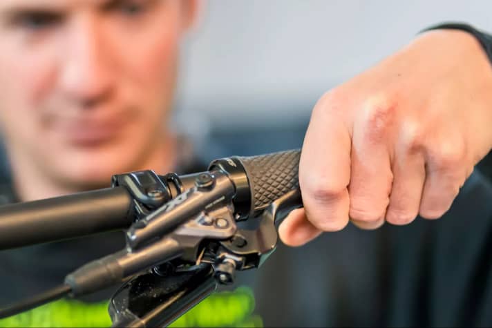 No power and the brake lever can be pulled all the way through: Then you should take action before your next MTB tour. 