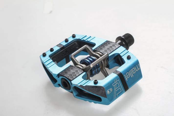 Trail and enduro bikers ride better on pedals with an enlarged footprint. They increase stability and improve the power transmission of the rather soft shoe soles.