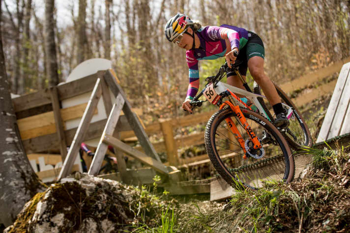   Bereits beim Worldcup-Auftakt im schwäbischen Albstadt waren Top-Fahrerinnen wie Emily Batty mit der leichten Fox-Variostütze unterwegs.