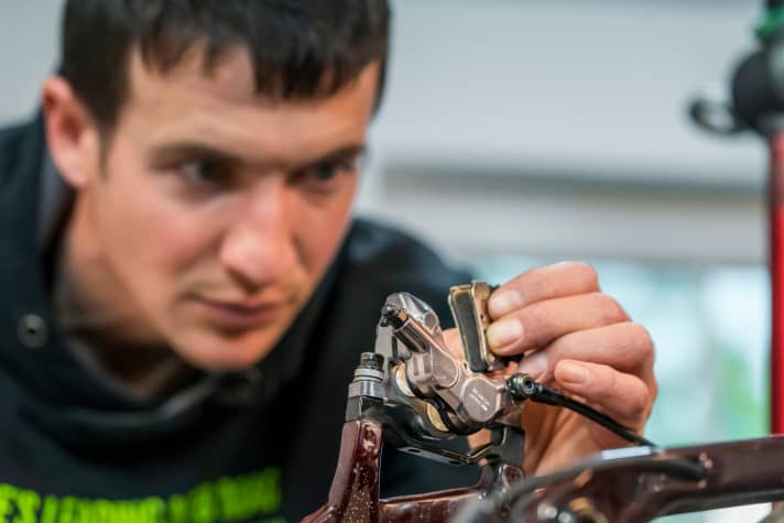 It is important that the new brake pads are not fiddled into the brake calliper of the disc brake individually, but inserted as a package together with the spring. 
