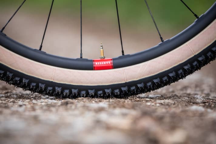   Optional on all Blur models: The 28 millimetre wide Reserve XC carbon wheels from Santa Cruz.