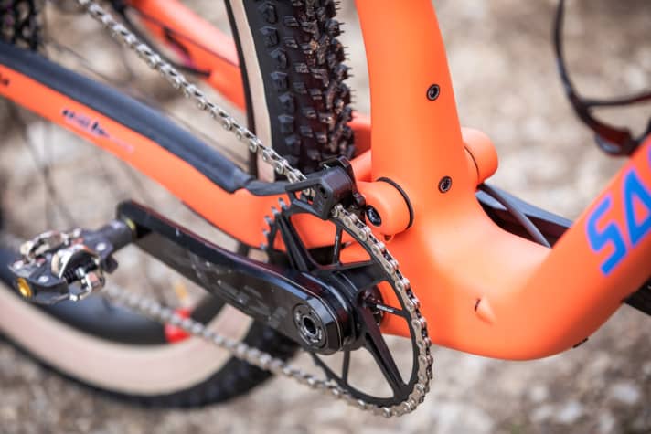   A small chain guide keeps the chain on the front of the chainring.