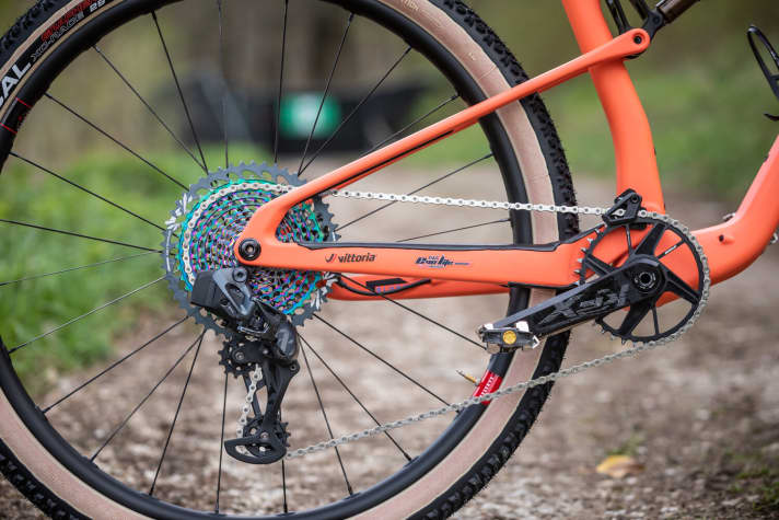   To save weight, the rear triangle uses flex instead of additional bearings.