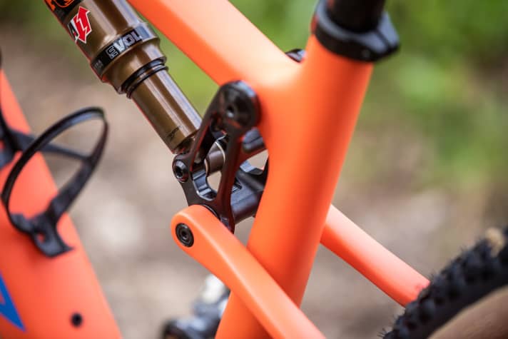   Die TR-Version setzt auf denselben Rahmen wie die abgebildete 100-mm-Variante. Die 115 Millimeter Federweg kommen über einen Dämpfer mit mehr Hub zustande.