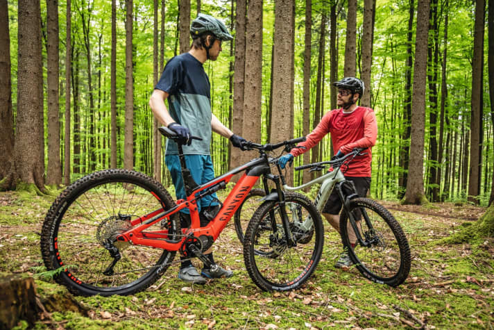   Wir haben die beiden E-MTBs von Canyon und Giant ausführlich auf dem Trail getestet.