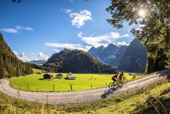   The second stage of the Watzmann-Hochkönig circuit runs along the edge of the Tennengebirge mountains - here near Abtenau.