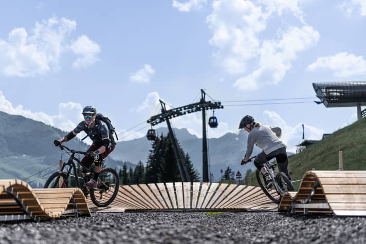 The pump track at the Reiterkogelbahn mountain station in Hinterglemm is an ideal practice area. | e.
