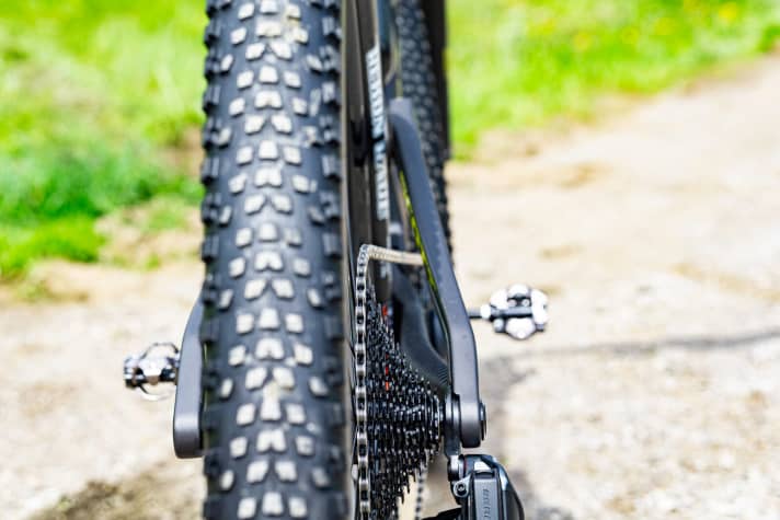  Das Kettenblatt soll mit der neuen Kettenlinie drei Millimeter weiter außen als üblich liegen, bei unserem Testbike war das allerdings noch nicht der Fall. Bei ersten Testfahrten hat der Klettergang gut funktioniert, auch wenn ein gewisser Schräglauf der Kette nicht zu leugnen ist.