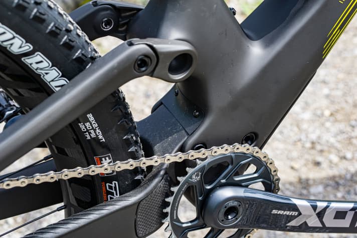   Thanks to the new chainline, there is more space for the tyres and chainstays in the bottom bracket area.