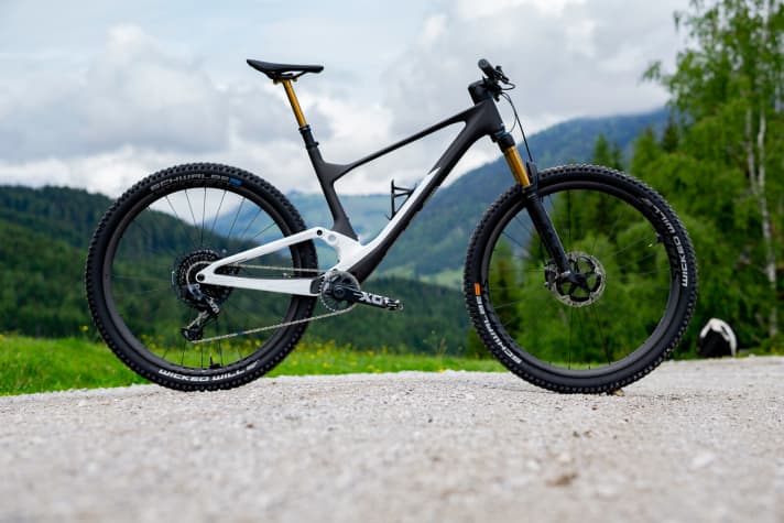   Wie in der Vergangenheit gibt es natürlich auch weiterhin ein Scott Spark ohne das Modellkürzel RC. Die Bikes der 900er-Serie haben den gleichen Rahmen wie das Scott Spark RC, unterscheiden sich in der Ausstattung aber deutlich. Mit einer Gabel mit 130 Millimeter Federweg, gröberen Reifen und stärkeren Bremsen sollen Trail- und Tourenfahrer angesprochen werden.