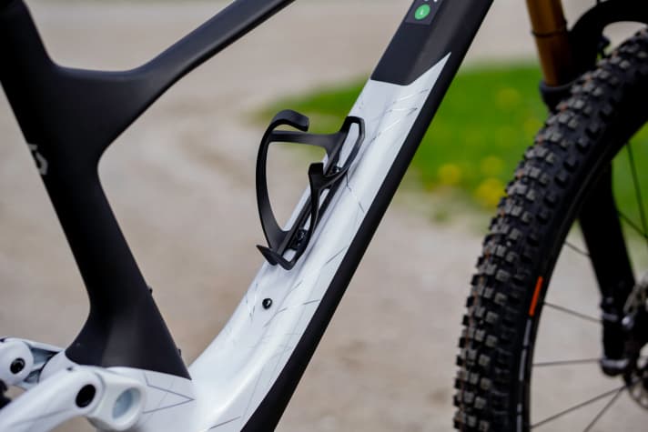   In addition to the position on the down tube, a bottle cage can also be mounted on the seat tube of the new Spark, which can even hold a large 0.75 litre bottle depending on the frame size. On the old Scott Spark, this position was occupied by the shock.