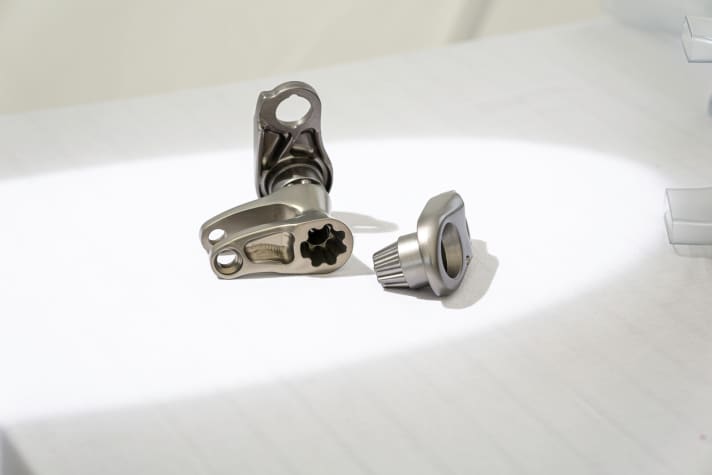   The lever, which transmits the movement of the rear triangle to the inside of the frame, is made up of three parts and has a toothing that ensures correct assembly.