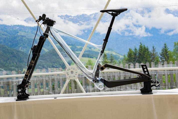   Mit einem durchsichtigen Kunstoff-Rahmen zeigt Scott auf der Präsentation in Leogang im Detail, wie der Dämpfer im Inneren des Rahmens platziert ist. Das <a href="https://www.bike-magazin.de/mtb_news/mtb_neuheiten/neuheiten-2016-bold-linkin-trail" target="_blank" rel="noopener noreferrer nofollow">ursprüngliche Patent für die Integration des Dämpfers</a>  stammt von Bold-Gründer Vincenz Droux.