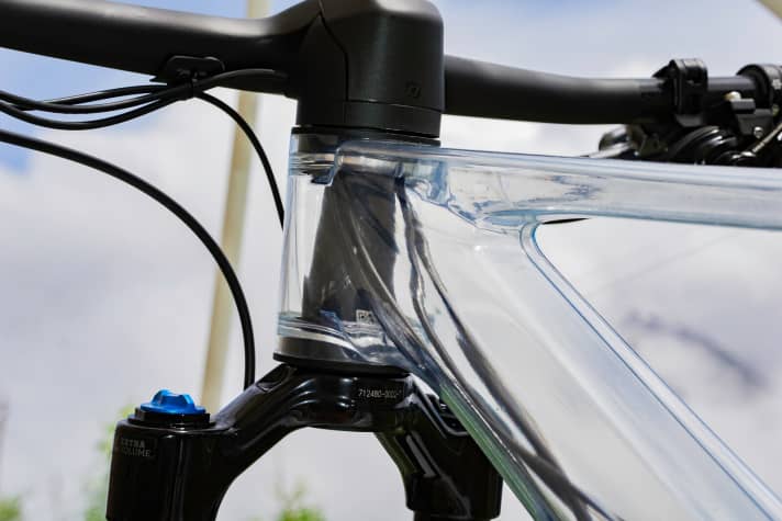   The cables for the shock, dropper post and gears run directly from the headset into the down tube. For the shock and seatpost, Scott uses extra-thin outer sleeves with a diameter of just 3.0 millimetres to make them more flexible. A regular outer sleeve with an outer diameter of four millimetres is still used for the derailleur.