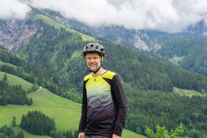   René Krattinger has been working at Scott for over 20 years and has played a key role in the development of mountain bikes. At the presentation in Leogang, he confidently explained the decision that the new Spark models will have 20 millimetres more suspension travel in the future. Krattinger is known in the industry for his good instinct when it comes to new developments. It is therefore quite conceivable that many other manufacturers will also add more suspension travel to their race bikes in the future.