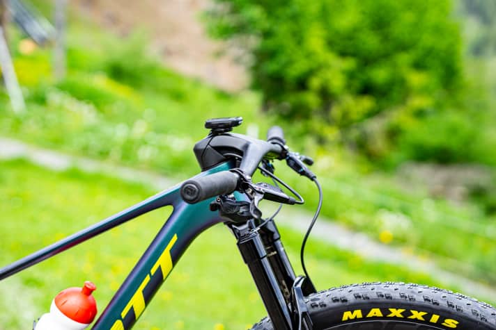   Unlike the standard models, Schurter's personalised handlebar/stem combination has an extreme stem angle. The negative alignment compensates for the additional height of the 120 mm fork. By the way: Schurter rides handlebars with a width of only 700 millimetres to avoid unnecessary bumps at the start and when riding in the field.