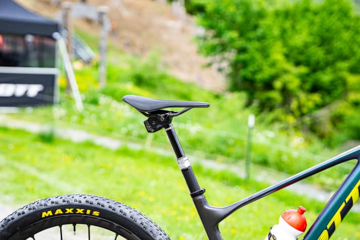   Schurter zählt zu den besten Technikern im Feld. Bislang ist er auch ohne Teleskopstütze der Konkurrenz bergab davon gefahren. Jetzt will er darauf aber nicht mehr verzichten. Die Sattelspitze zeigt je nach Kurs 3-5 Grad nach unten, was die Effizienz beim Treten erhöhen soll.
