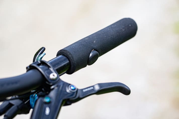   The telescopic support is operated with a push button on the AXS road bike shifters.