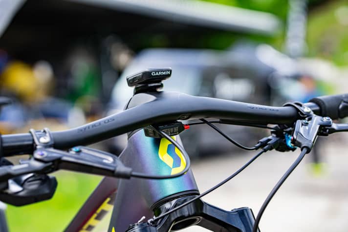   The cable of the pressure switch runs to a port located under the stem and transmits the radio signal to the rear of the support.