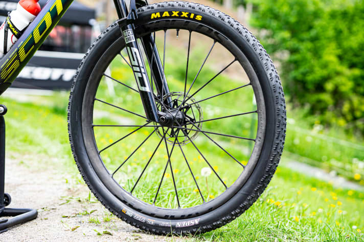   Who, if not Schurter? The Syncros Silverton SL wheels are among the most exclusive MTB wheels on the market. The weave of carbon hubs, carbon spokes and carbon rims is bonded together and is now also available with 30 millimetre wide rims. If you want to buy Schurter's wheelset, you will have to fork out well over 3000 euros. We have already destroyed similar Syncros wheels in a crash test to check their stability. <a href="https://www.youtube.com/watch?v=M0IbYoalIVY" target="_blank" rel="noopener noreferrer nofollow">You can watch the video here</a>.