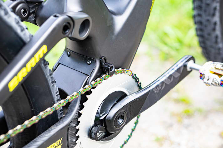   Erfordert dicke Beine: Für das Short-Track-Rennen am Freitag montieren die meisten Profis ein 40er-Kettenblatt. Der Leistungsmesser an Schurters Kurbel hat noch nicht die neue 55-Millimeter-Kettenlinie, welche für diesen Rahmen eigentlich erforderlich ist. Deshalb ist zwischen Kettenstrebe und Kettenblatt nur ganz wenig Platz. Eine Kettenführung hält die Kette zusätzlich zur Schaltwerksdämpfung straff.