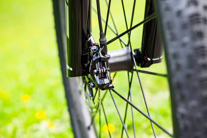   Only a front brake with a 180 mm brake disc can be mounted on the 120 mm fork.