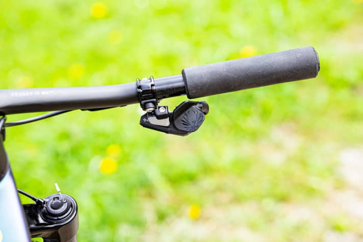   Switching is wireless with the AXS trigger.