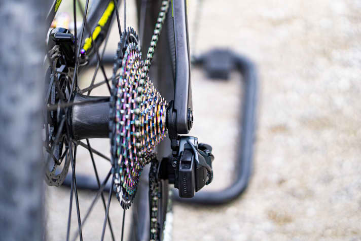   The new Sram cassettes with 10 to 52 teeth are not used by racers. With Schurter's power, the 10-50 tooth cassette remains the measure of all things.