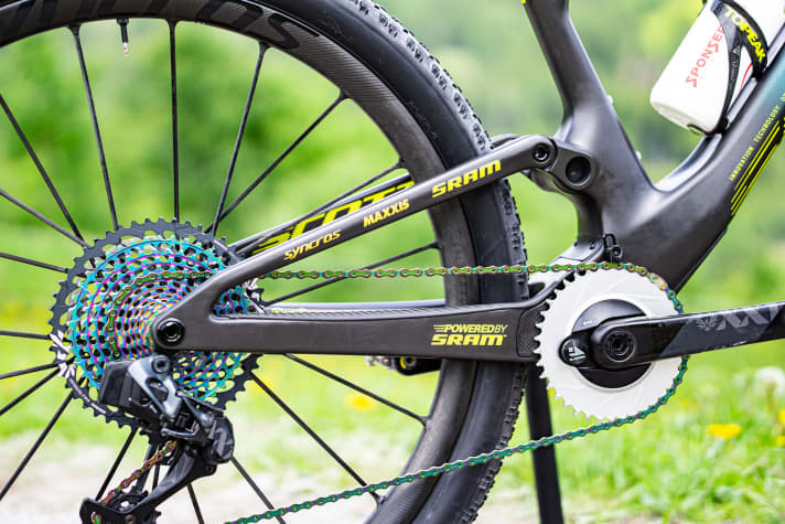   Beim Antrieb verlässt sich Schurter auf die noble AXS XX1 Eagle seines Sponsors Sram. Nach einem Ausfall der Schaltung bei ihrem ersten Einsatz beim Worldcup in Albstadt 2019 gab es bei Schurter nie wieder ein Problem mit dem elektronischen Gangwechsler.