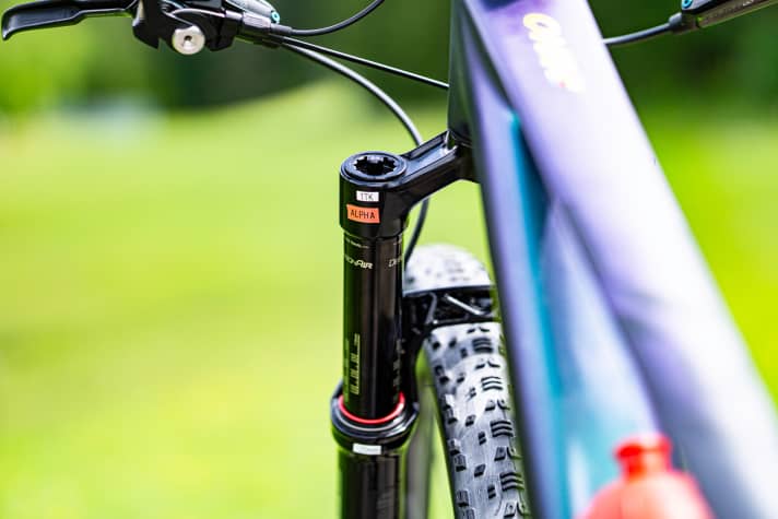   Schurter fährt einen Token in der Luftkammer seiner 120er-Rockshox-SID-Gabel. Der Alpha-Aufkleber kennzeichnet entweder Schurters Stellung im Peloton oder er dient ganz einfach dazu, die Wettkampfgabel von der Federgabel in seinem Trainingsbike zu unterscheiden.