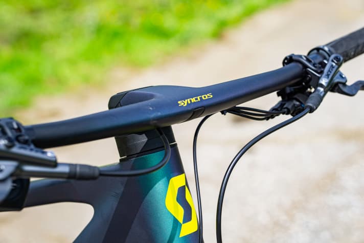   Wie bei den älteren Spark-Modellen kommt auch bei vielen neuen Spark-Bikes eine Lenker-Vorbau-Kombination von Syncros zum Einsatz. Die Züge verlaufen zwar gut versteckt unter dem Lenker, verschwinden aber erst im Steuersatzbereich in das Rahmeninnere.