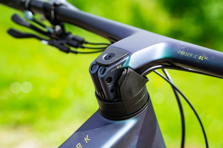   If you remove the cover, you can see exactly where the cables disappear into the frame. Special plastic spacers are required for the integrated solution, which can be split in two for easier installation of the brake cable.