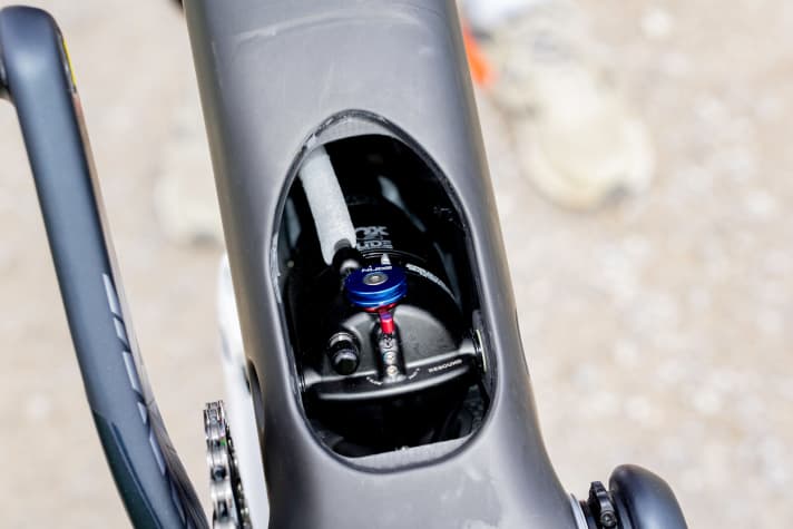   The shock can be easily fitted and adjusted via a large opening in the down tube.