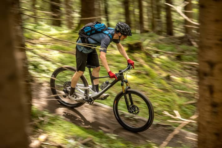   We were able to ride both Scott Spark models briefly at the presentation in Leogeng. A detailed test report can be found in BIKE 8/21.