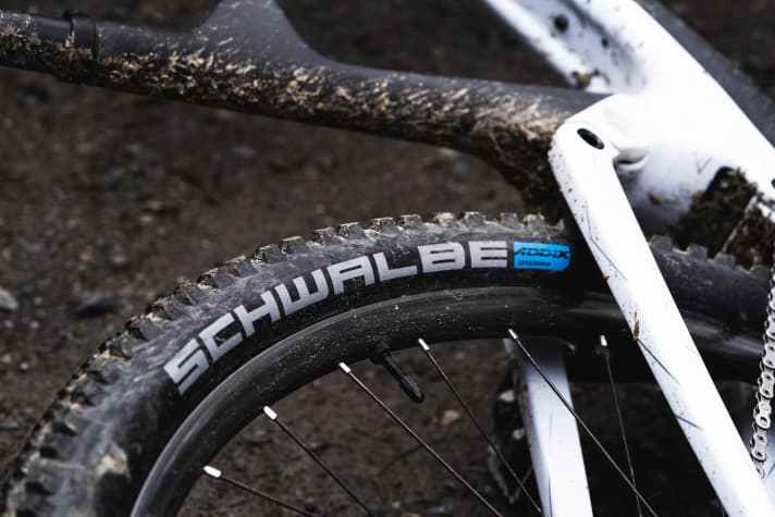   Schwalbe setzt bei seinem neuen MTB-Reifen für leichte Trailbikes auf die schnell rollende Addix-Speedgrip-Gummimischung.