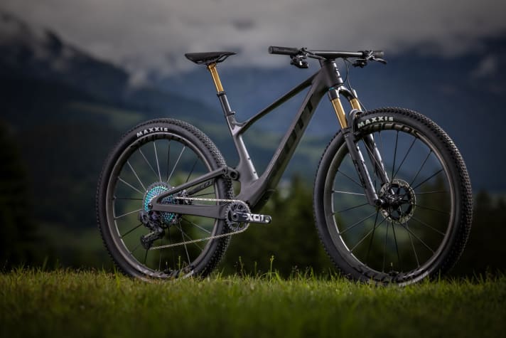   Mehr geht nicht! Am Spark RC SL EVO AXS sind am 1870 Gramm leichten HMX SL-Rahmen alle Teile verbaut, die leicht und teuer sind. Preis: 12999 Euro.