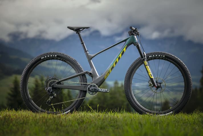   Der HMX-Rahmen mit 1999 Gramm bildet das Herzstück des Spark RC World Cup AXS, das Fahrwerk kommt von Rockshox, geschaltet wird mit einer kabellosen, elektronischen X01 Eagle AXS. Preis: 7999 Euro