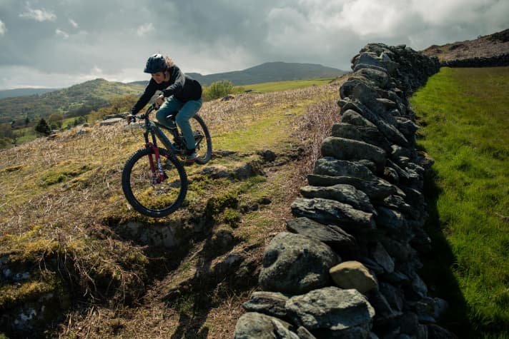   MX tyre combo: The 2022 Bronson relies on a wheel mix with a large 29er wheel at the front and a smaller 27.5-inch wheel at the rear. Only in the smallest size XS is it still available exclusively as a pure 27.5-inch bike.