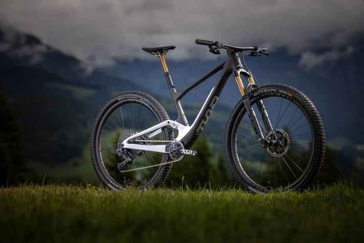  Das Spark 900 TUNED AXS kostet stolze 8999 Euro. Dafür bekommt man das Syncros Fraser iC SL-Cockpit, eine Fox 34 Factory-Gabel, den Fox Nude 5T Evol-Dämpfer im Factory-Trimm, Shimano XTR Vierkolben-Bremsen, Sram TyreWiz-Luftdrucksensoren und eine Sram X01 Eagle AXS-Schaltung.