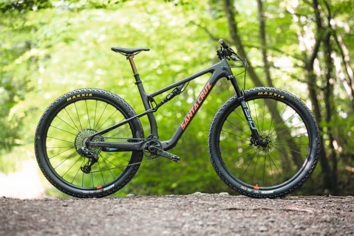   Das neue Santa Cruz Blur: Als Serien-Bike ist schon sehr nah dran an der Version, die der italienische Meister Luca Braidot über den Olympia-Kurs scheuchen wird. Wir haben es in <a href="https://www.delius-klasing.de/bike-08-2021-bik-2021-08" target="_blank" rel="noopener noreferrer">BIKE 8/2021</a>  getestet.