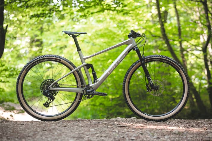   With victories in both the marathon and cross-country world championships, the BMC Fourstroke has long since written itself into the annals of racing history. This year, alongside Elisabeth Brandau, Pauline Ferrand-Prévot will also try to add another entry to the Fourstroke's list of successes in Tokyo. The € 8499 BMC Fourstroke 01 TWO series model is now being tested in <a href="https://www.delius-klasing.de/bike-08-2021-bik-2021-08" target="_blank" rel="noopener noreferrer">BIKE 8/2021</a>.