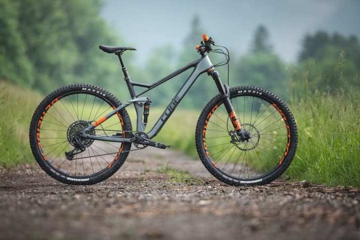   Cube Stereo 120 HPC TM 29: Im Vorjahr kostete das Trailbike mit Carbon-Hauptrahmen, Fox-Fahrwerk und Sram GX/SX/NX Eagle-Schaltungsmix noch 2849 Euro. Für 2022 steigt der Preis für das identisch ausgestattete Bike auf 2999 Euro.