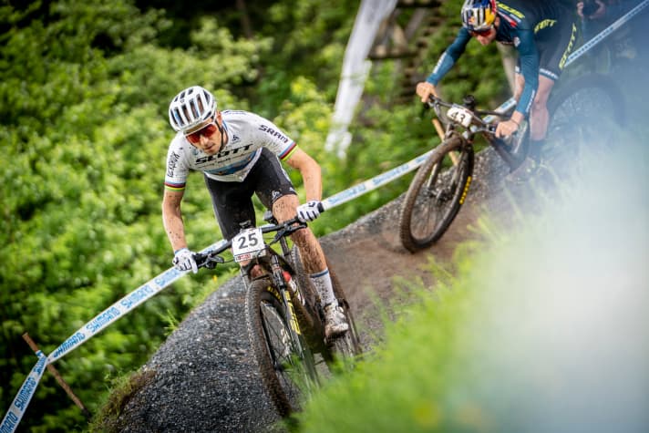   With Mathieu van der Poel and Tom Pidcock not on the start line in Leogang, Nino Schurter could take his 33rd World Cup victory on his <a href="https://www.bike-magazin.de/mtb_news/mtb_neuheiten/scott-spark-neu-2022" target="_blank" rel="noopener noreferrer nofollow">new Scott Spark</a>.
