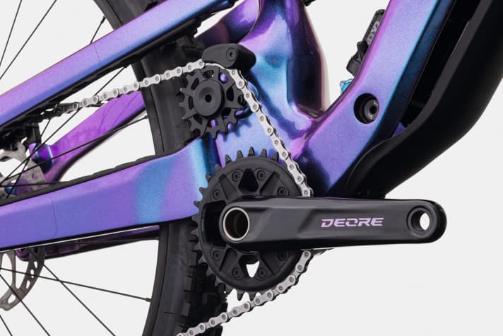   Die Umlenkrolle für die Kette (Idler-Pulley) sitzt direkt am Hauptdrehpunkt des Hinterbaus. So werden Antriebseinflüsse und der Pedalrückschlag im Downhill minimiert.