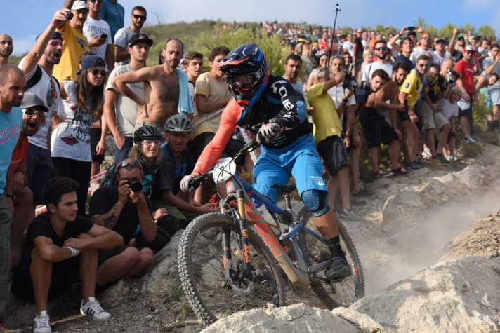   Publikumsmagnet Finale Ligure: Bei den EWS-Rennen an der ligurischen Küste kommen die Fans den Fahrern ganz nah.