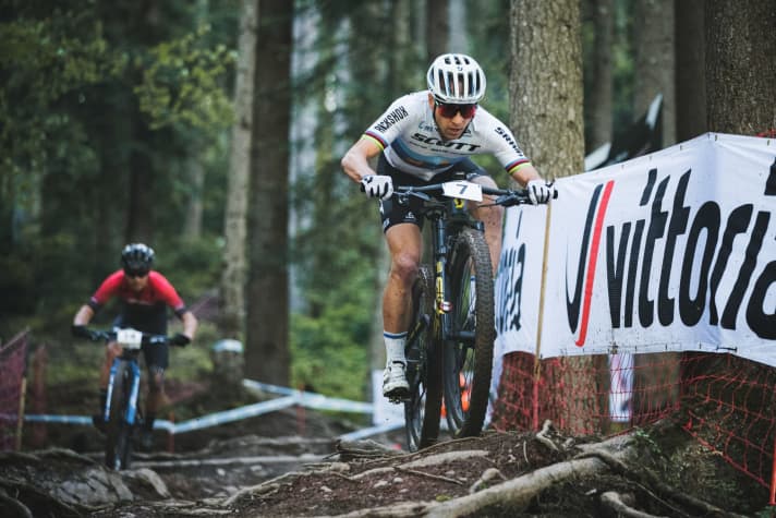 Frisch vom Erzeuger: Nino Schurter und sein neues Bike in Leogang. Im Shootout treten die Worldcup-Racebikes von BMC, Santa Cruz und <a href="https://www.bike-magazin.de/mtb_news/events_rennen/nino-schurter-profi-bike-scott-spark-rc" target="_blank" rel="noopener noreferrer nofollow">Scott</a>  gegeneinander an. Seite 20