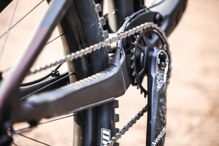   The chainstay is rubberised at the top and bottom. The cables to the rear triangle are routed on the outside.