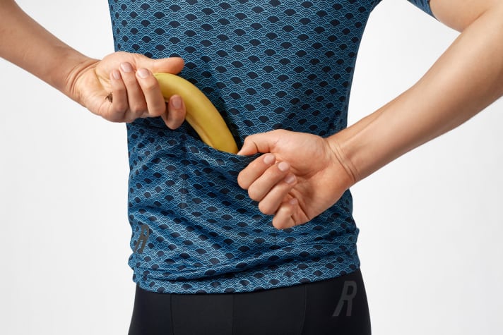   Not just stylish. In addition to the back pockets, the jerseys in the Core line also have a mobile phone pocket with a zip.